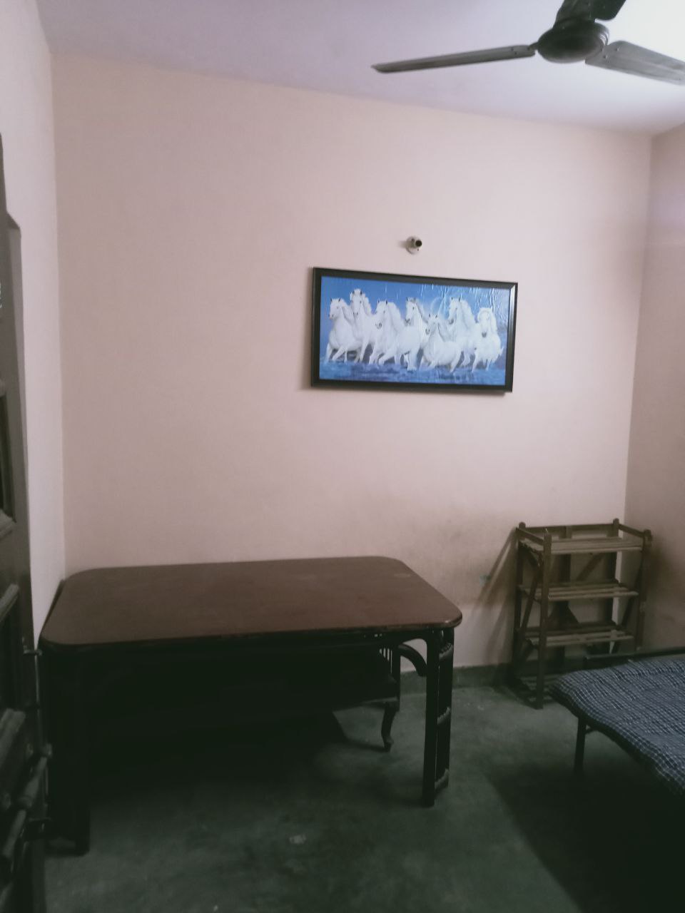 Single Room · Semi Furnished · Apartment